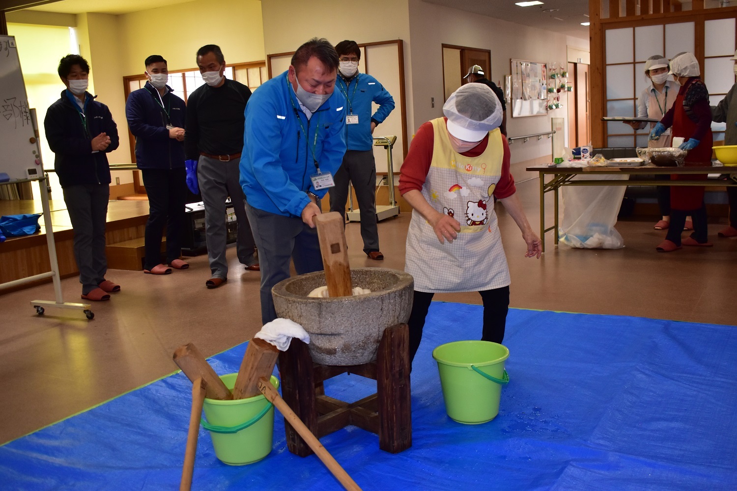 老人ホームで餅つき　利用者にふるまう