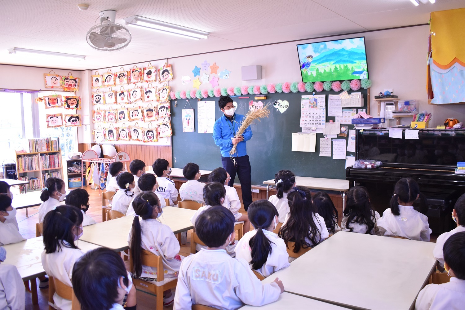 幼稚園で出前授業開催　地元の新米を味わう