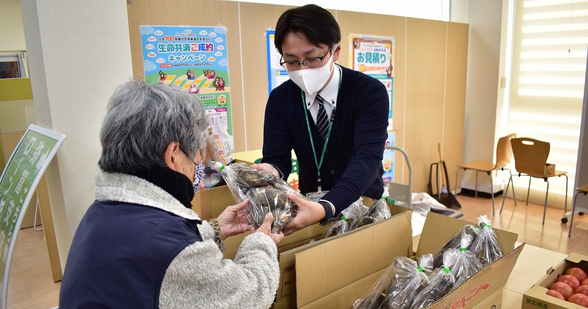 れんこん、トマト即売会 地元特産品ＰＲ