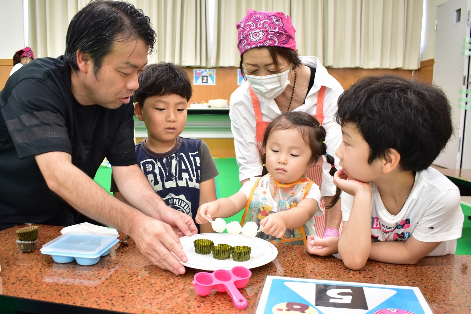 ２歳児がおにぎり作りに挑戦　初めての料理を家族と楽しむ