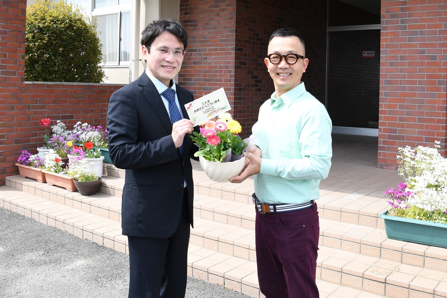 新一年生に花をプレゼント　豊かな気持ちで花育活動