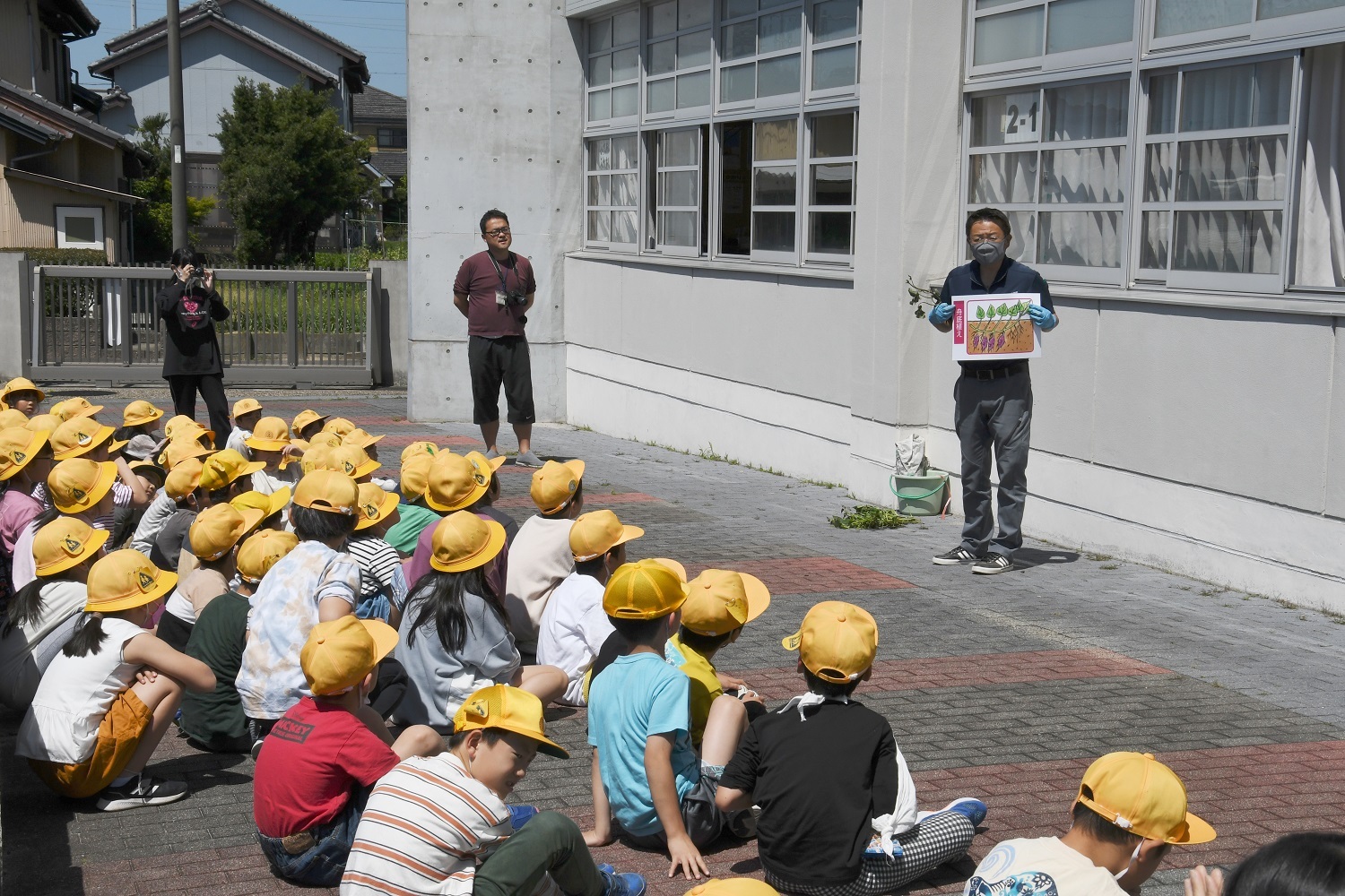 須成西小学校と津島西小学校で出前授業　苗の定植について紹介