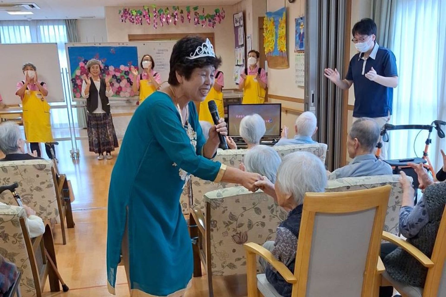 なの花の会が老人ホームへ慰問活動 入居者とともにレクリエーションを楽しむ