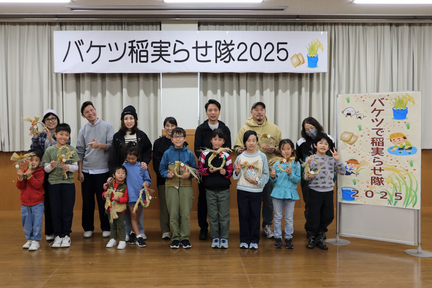 バケツで稲実らせ隊　稲わらでしめ縄作りを体験