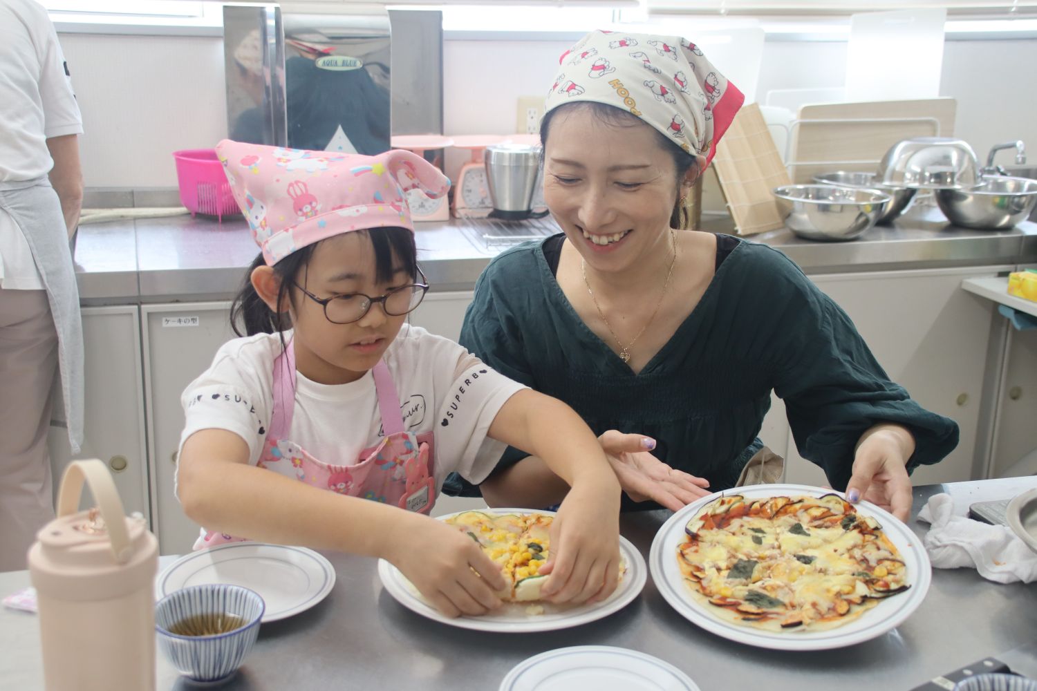 夏野菜で美味しい“ふらいぱんde米粉ピザ作り”を女性部が開催