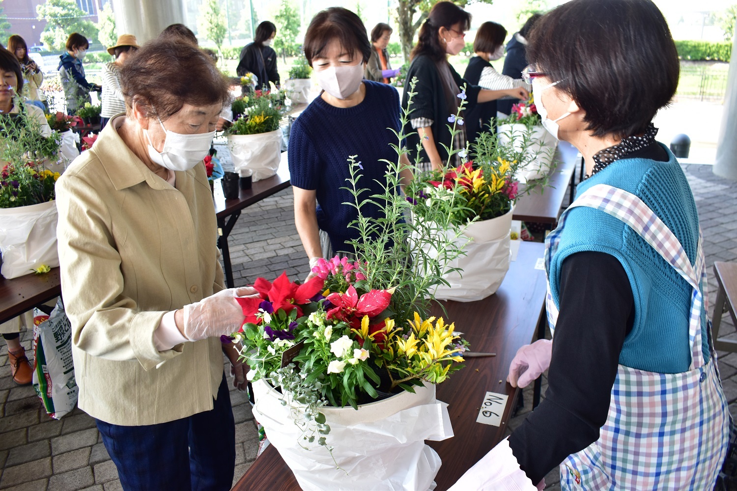 飛島村農業祭　寄せ植え教室開催